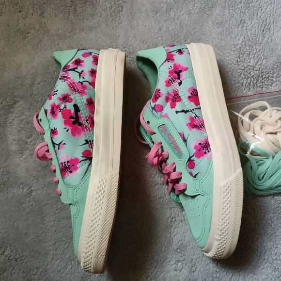 Adidas - Picture 2 of 3